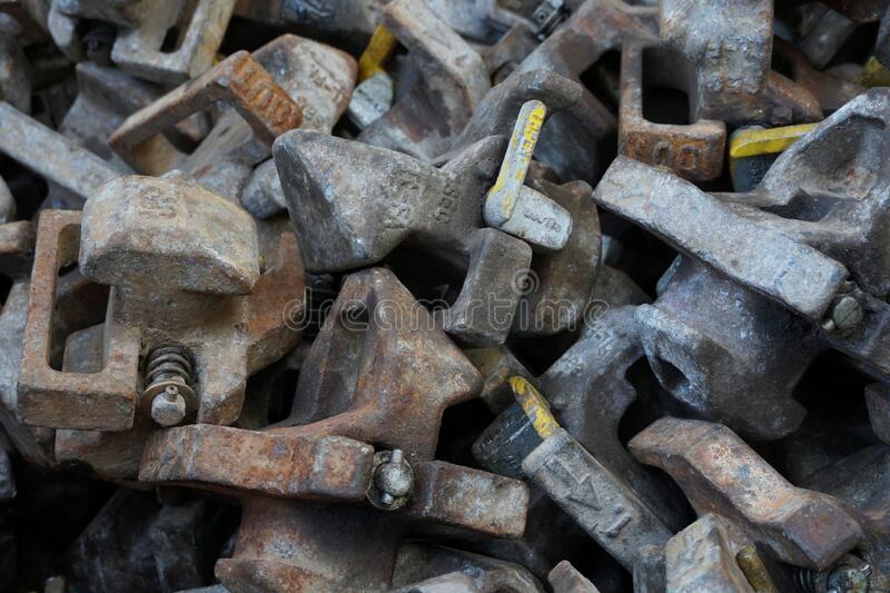 automatic twist locks 